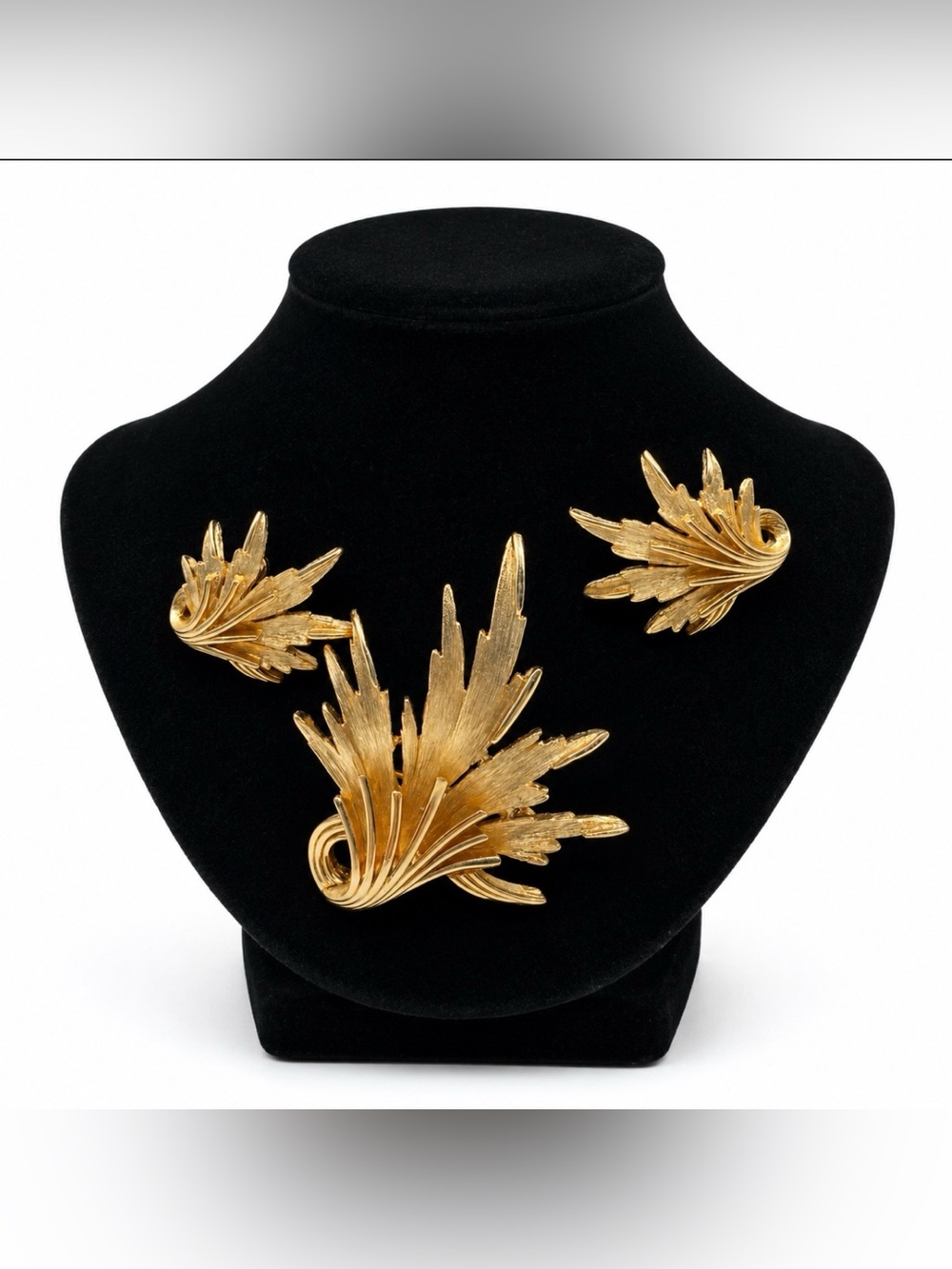 Crown Trifari Signed Leaf Pendant/Brooch & Clip On Earrings SET 50’s Vintage - Picture 6 of 11